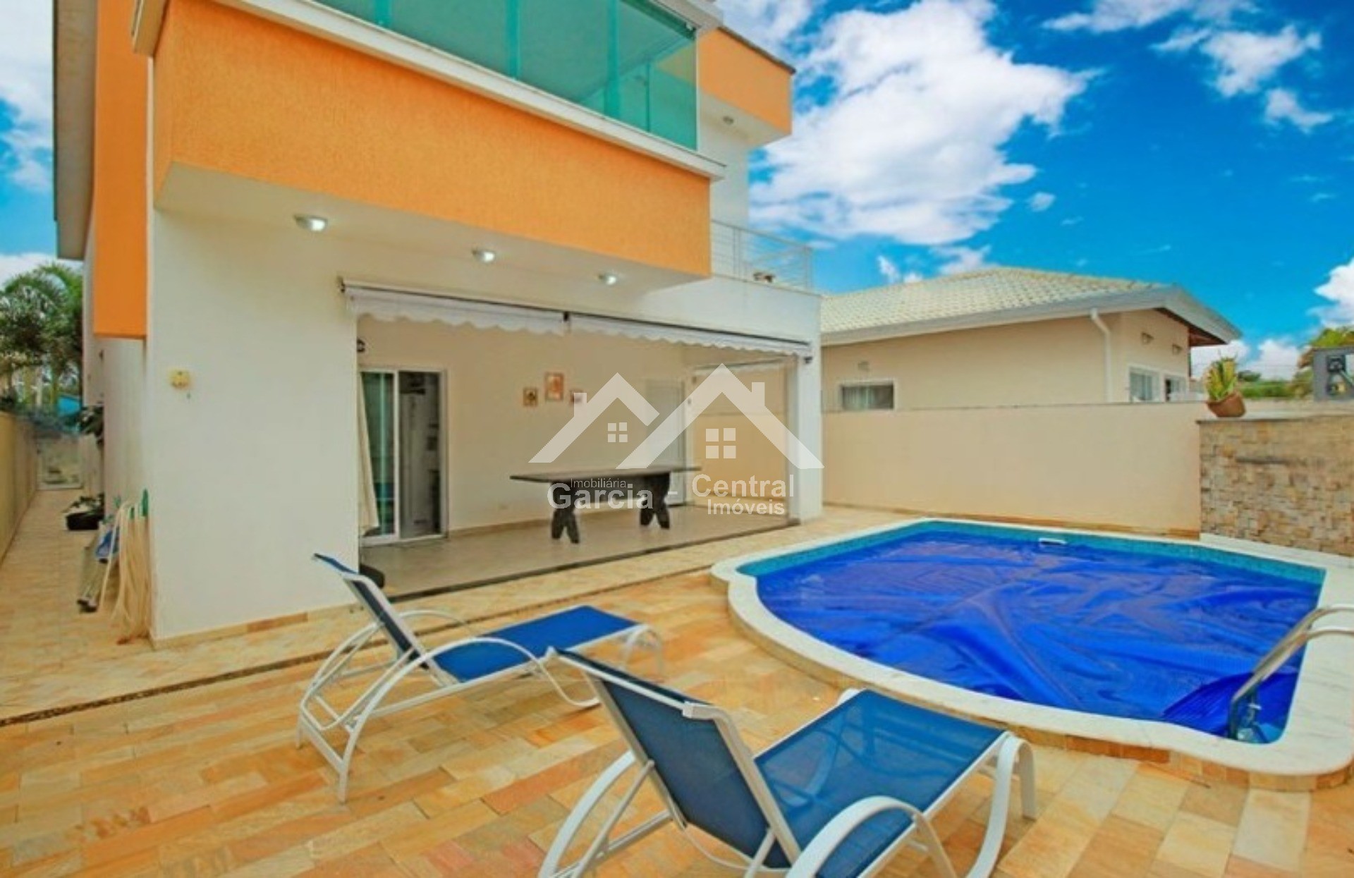 Sobrado com piscina em condomínio em Peruíbe