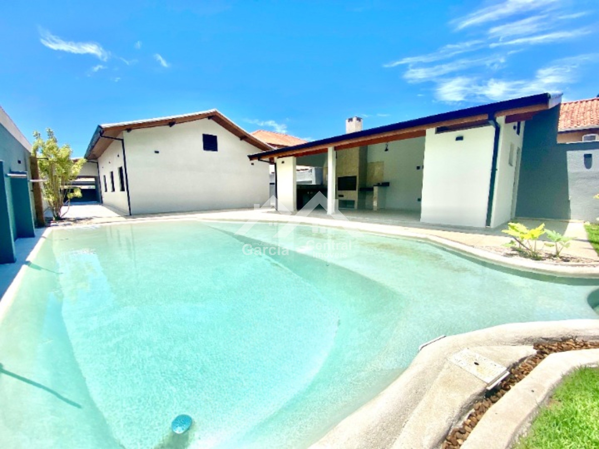 Foto 2 - Casa com  piscina de areia em Peruíbe com 4 quartos sendo 2 suítes