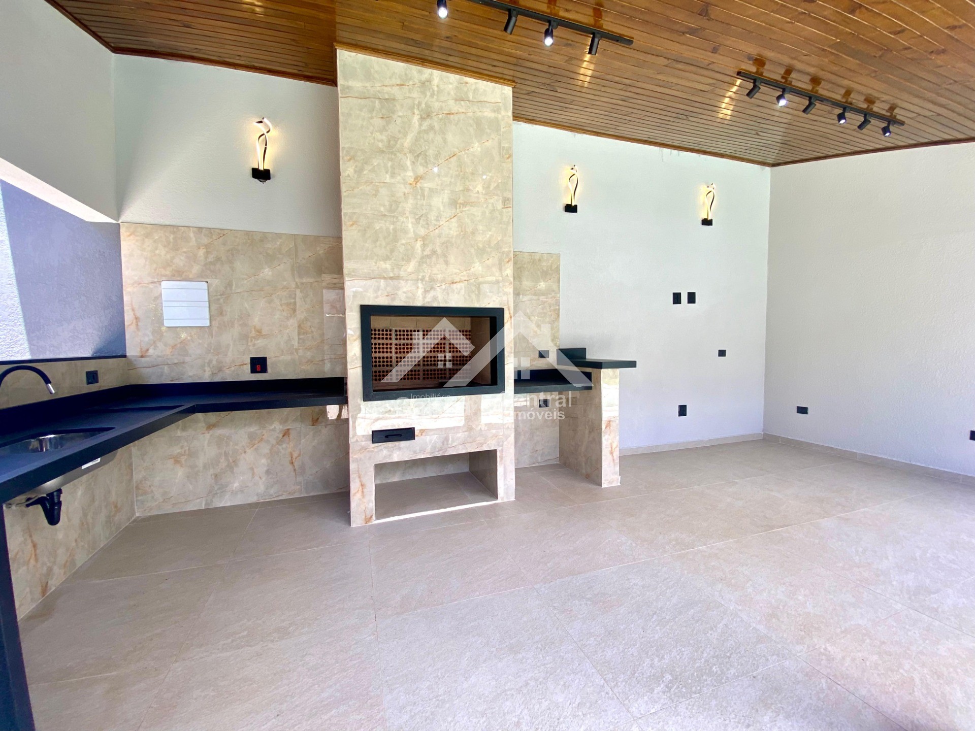 Foto 3 - Casa com  piscina de areia em Peruíbe com 4 quartos sendo 2 suítes