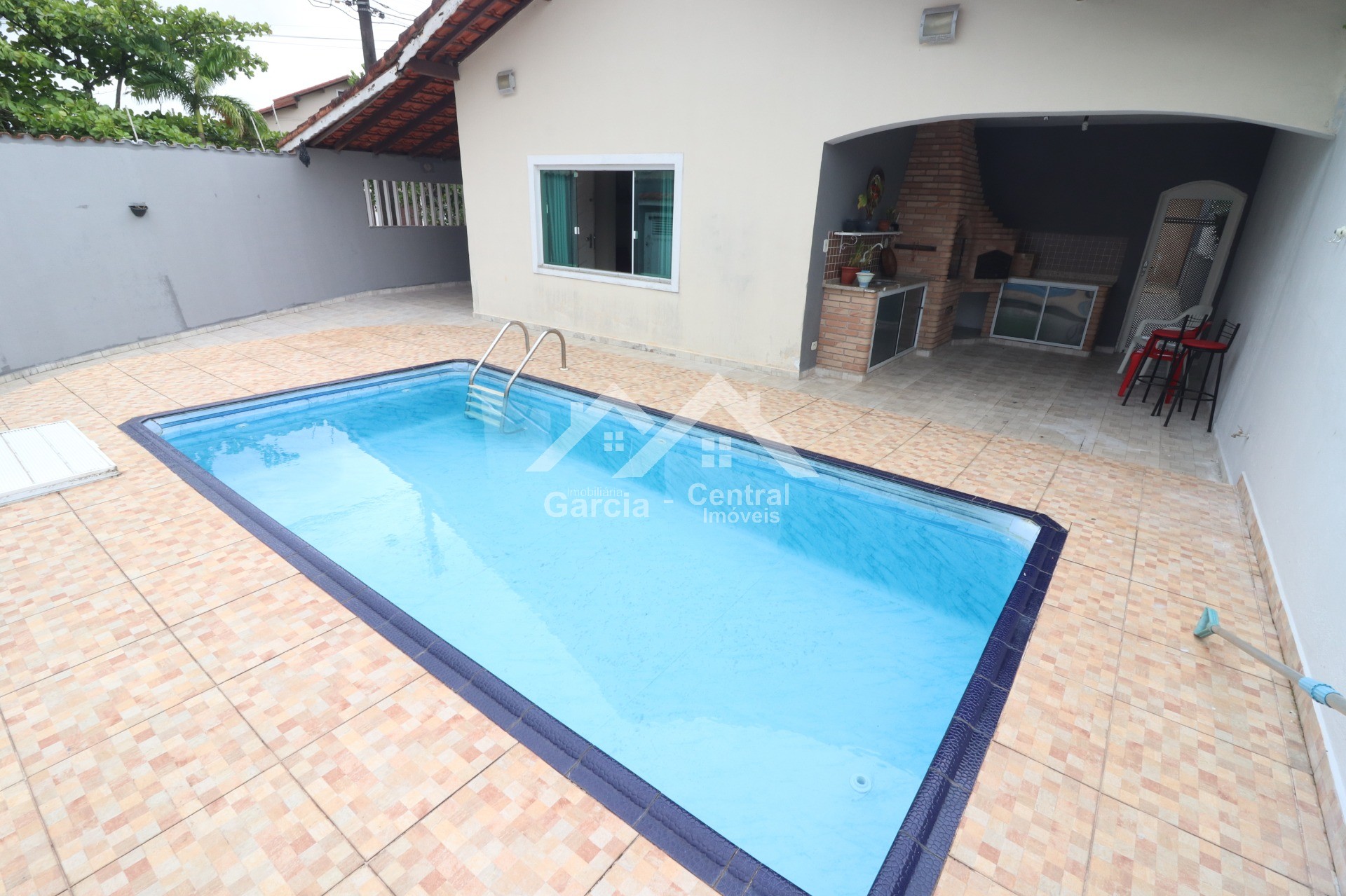 Foto 3 - Casa com piscina com 3 quartos sendo 1 suíte em Peruíbe