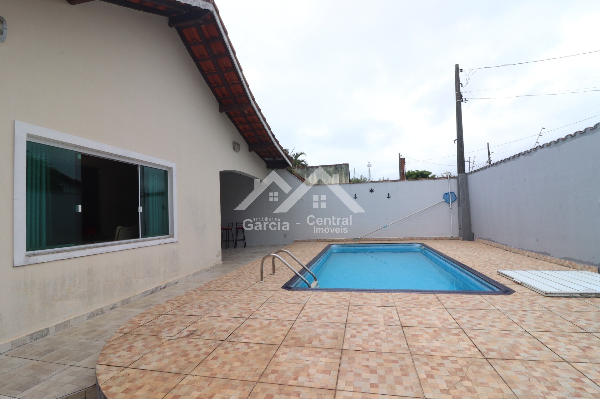 Foto 2 - Casa com piscina com 3 quartos sendo 1 suíte em Peruíbe