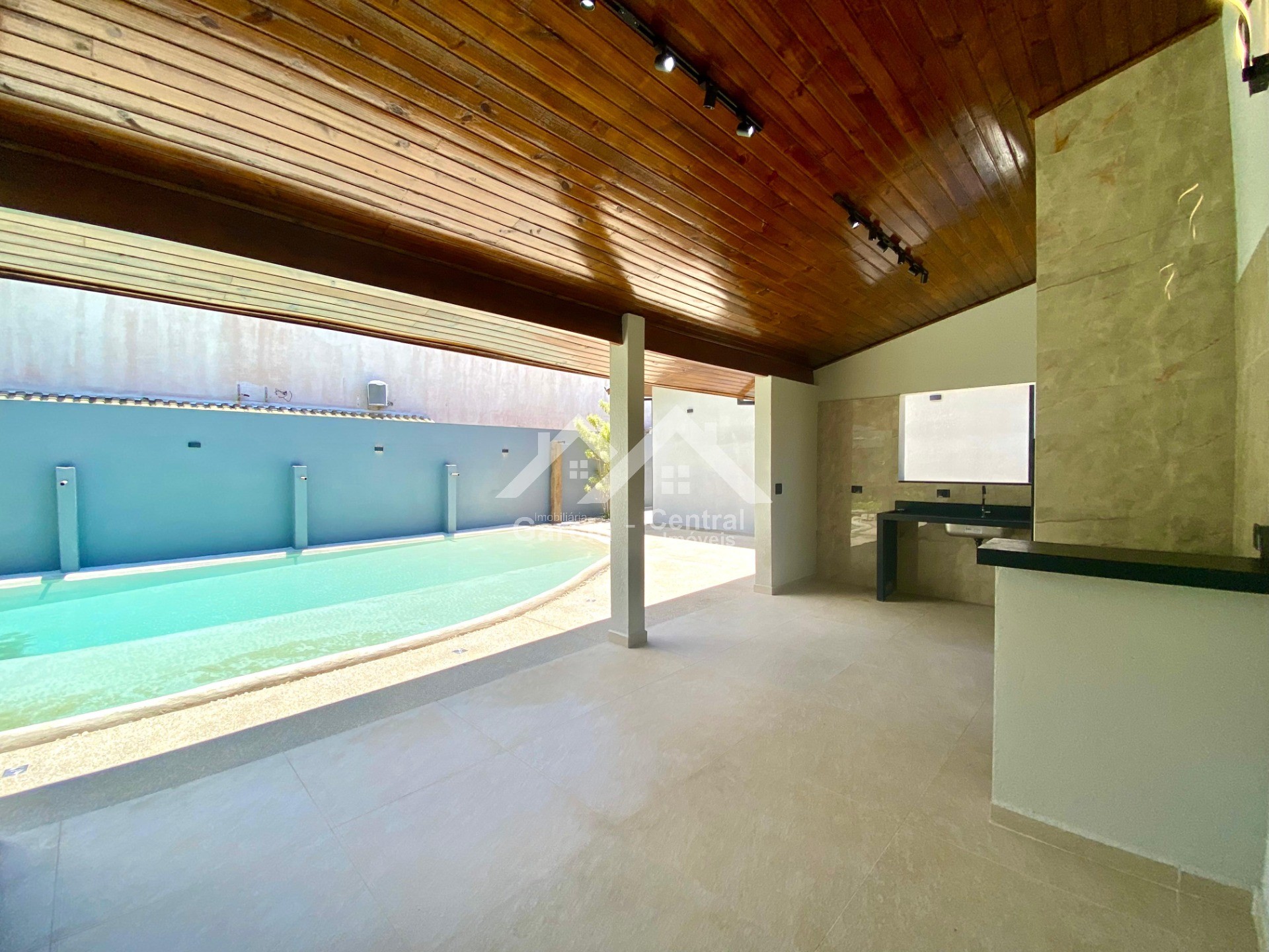 Foto 4 - Casa com  piscina de areia em Peruíbe com 4 quartos sendo 2 suítes