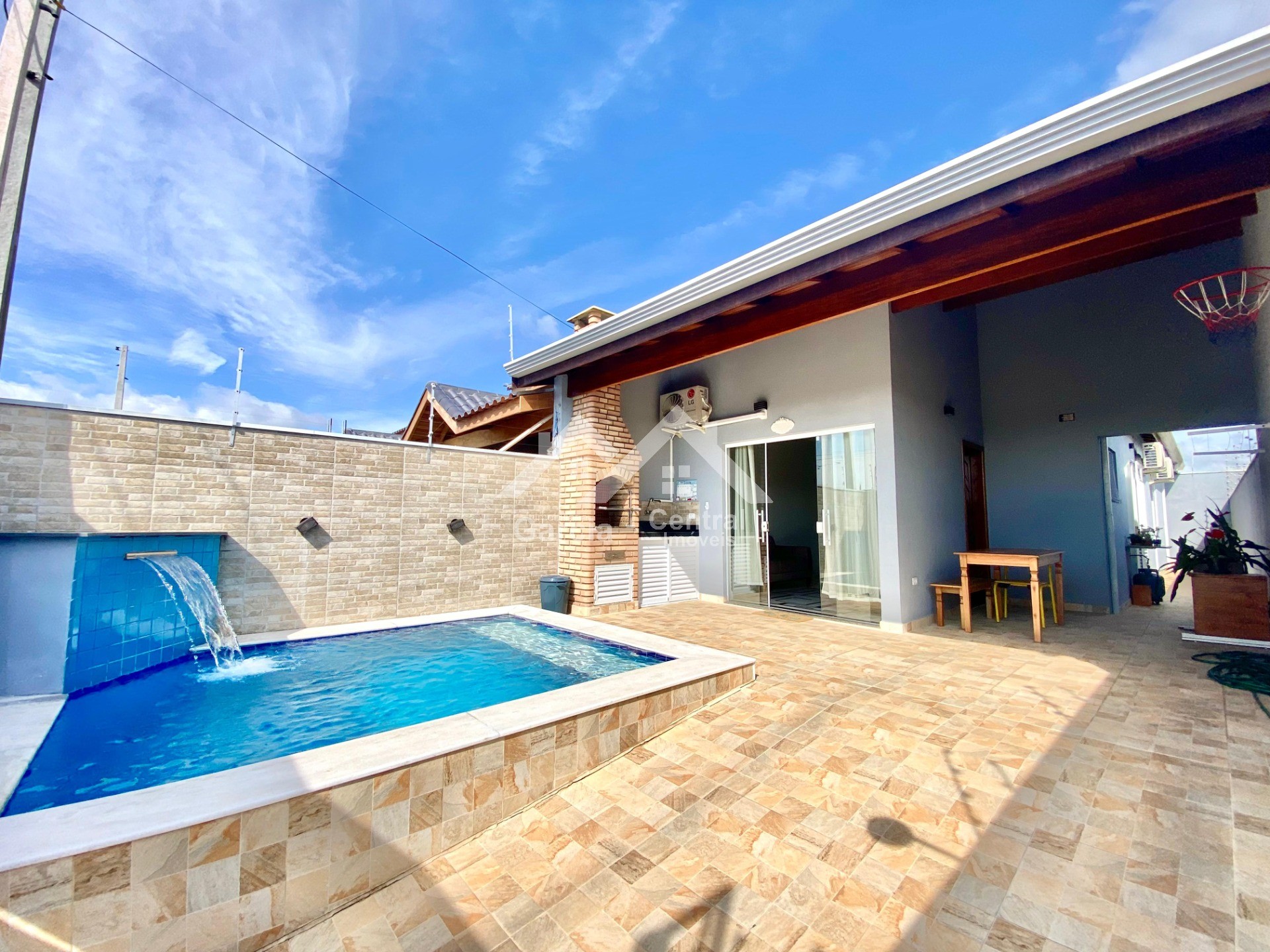 Casa com piscina em Peruíbe
