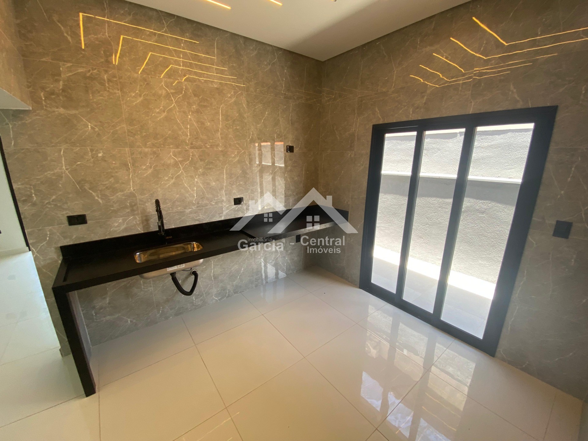 Foto 8 - Casa com  piscina de areia em Peruíbe com 4 quartos sendo 2 suítes