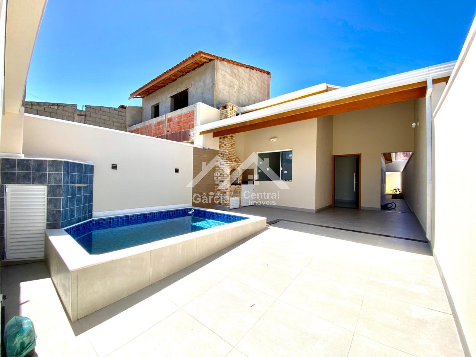 Casa nova com piscina em Peruíbe