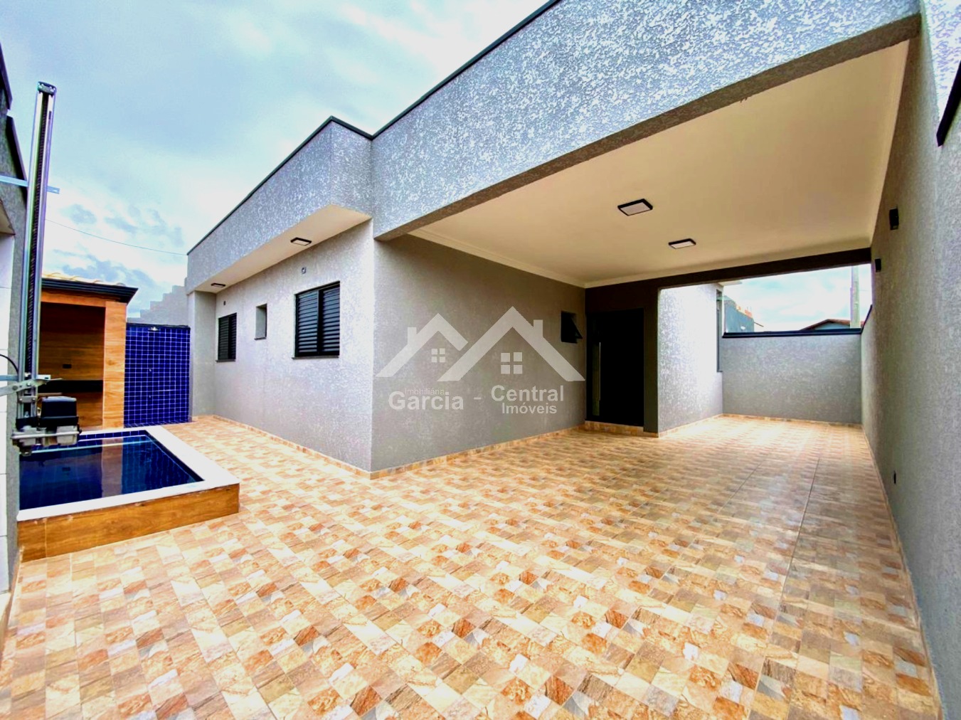 Casa nova com piscina em Peruíbe