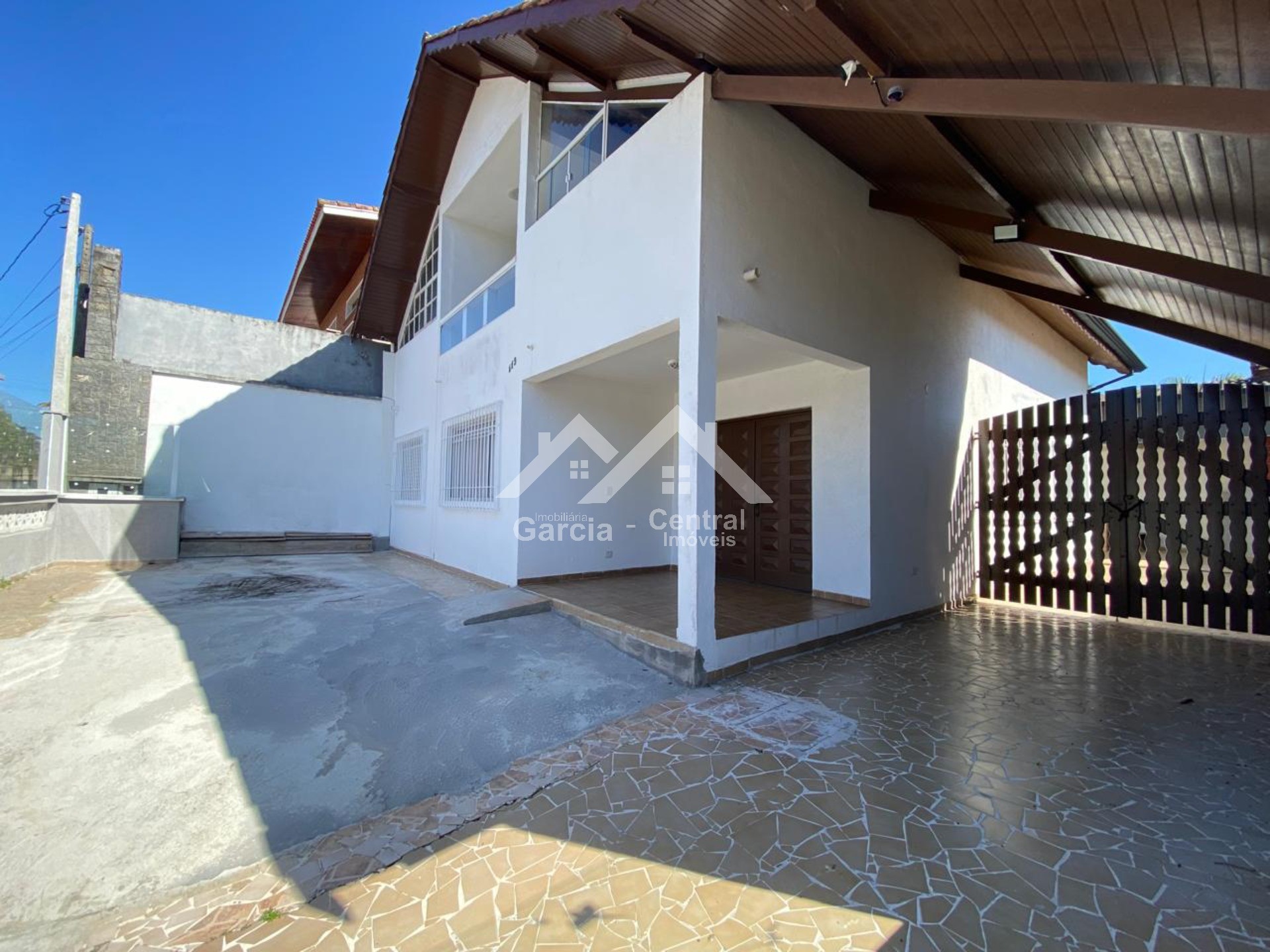 Sobrado lado Praia em Peruíbe com 4 Dormitórios (1 Suíte), Edícula e Espaço Gourmet