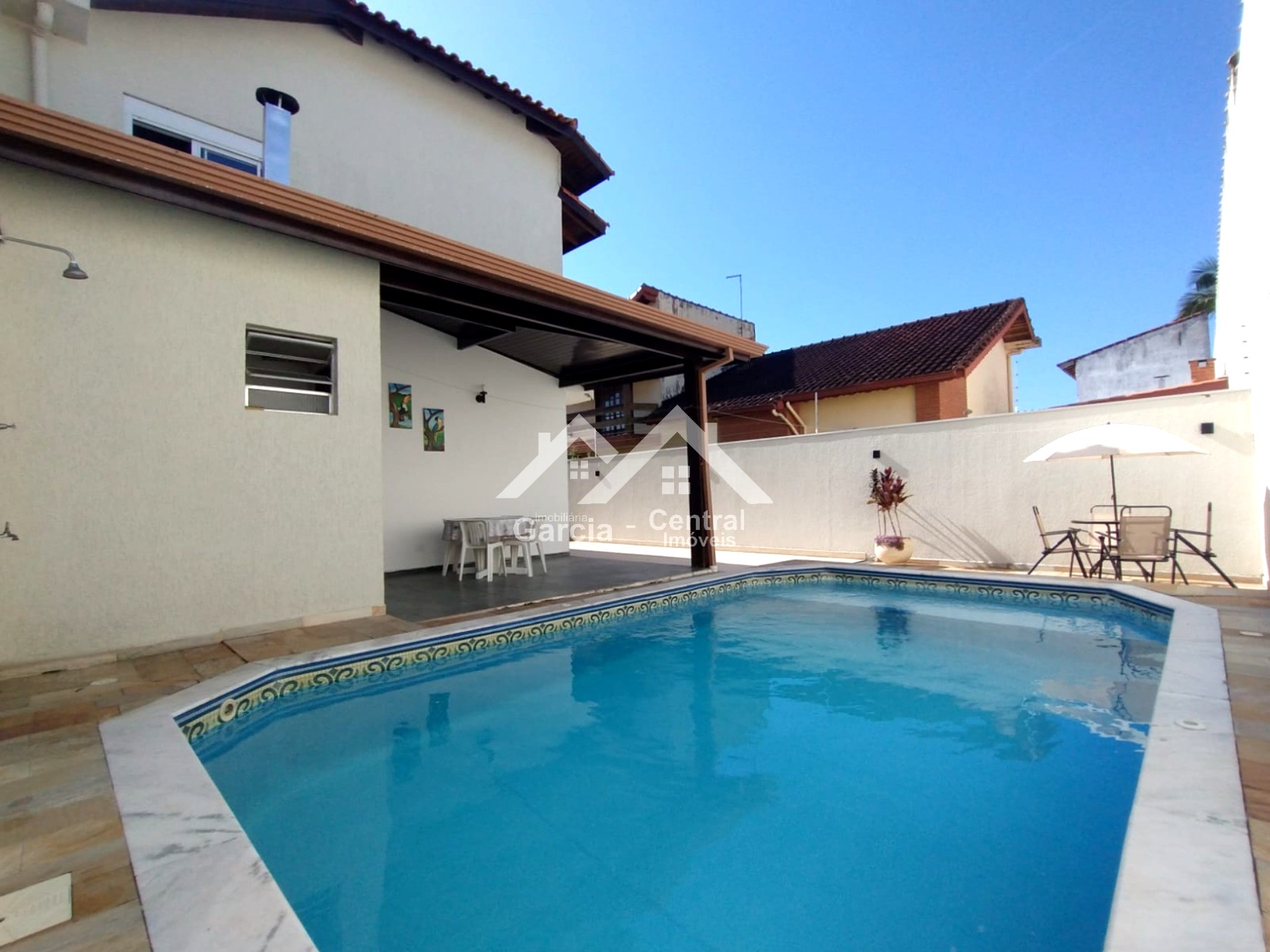 Sobrado com piscina em Peruíbe