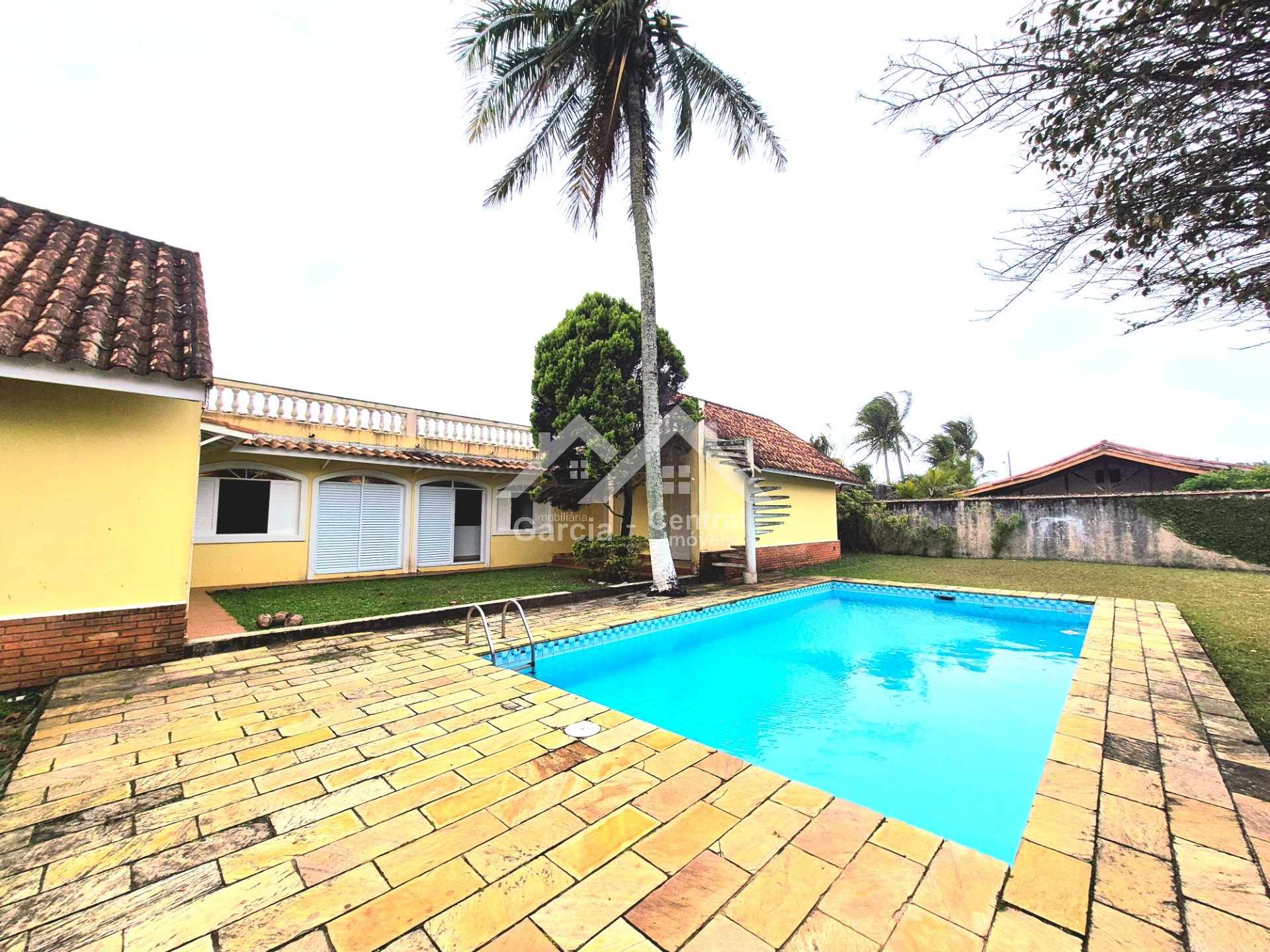 Casa exclusiva com Jardim Amplo, Piscina e Área de Lazer Completa em Peruíbe