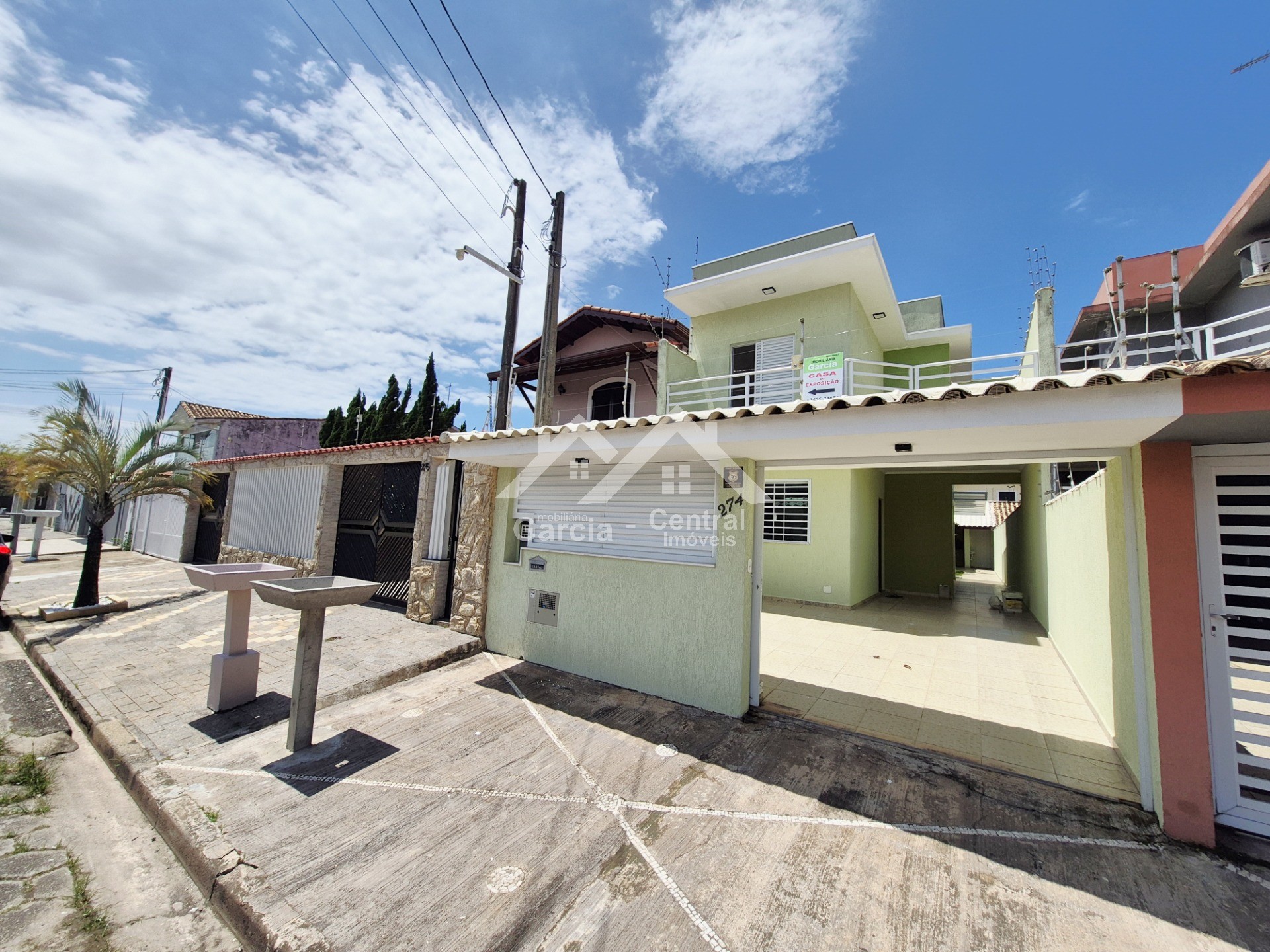 Sobrado à Venda no Park D`Aville em Peruíbe, Próximo a praia com 3 quartos, Suíte, Área Gourmet e 2 Vagas