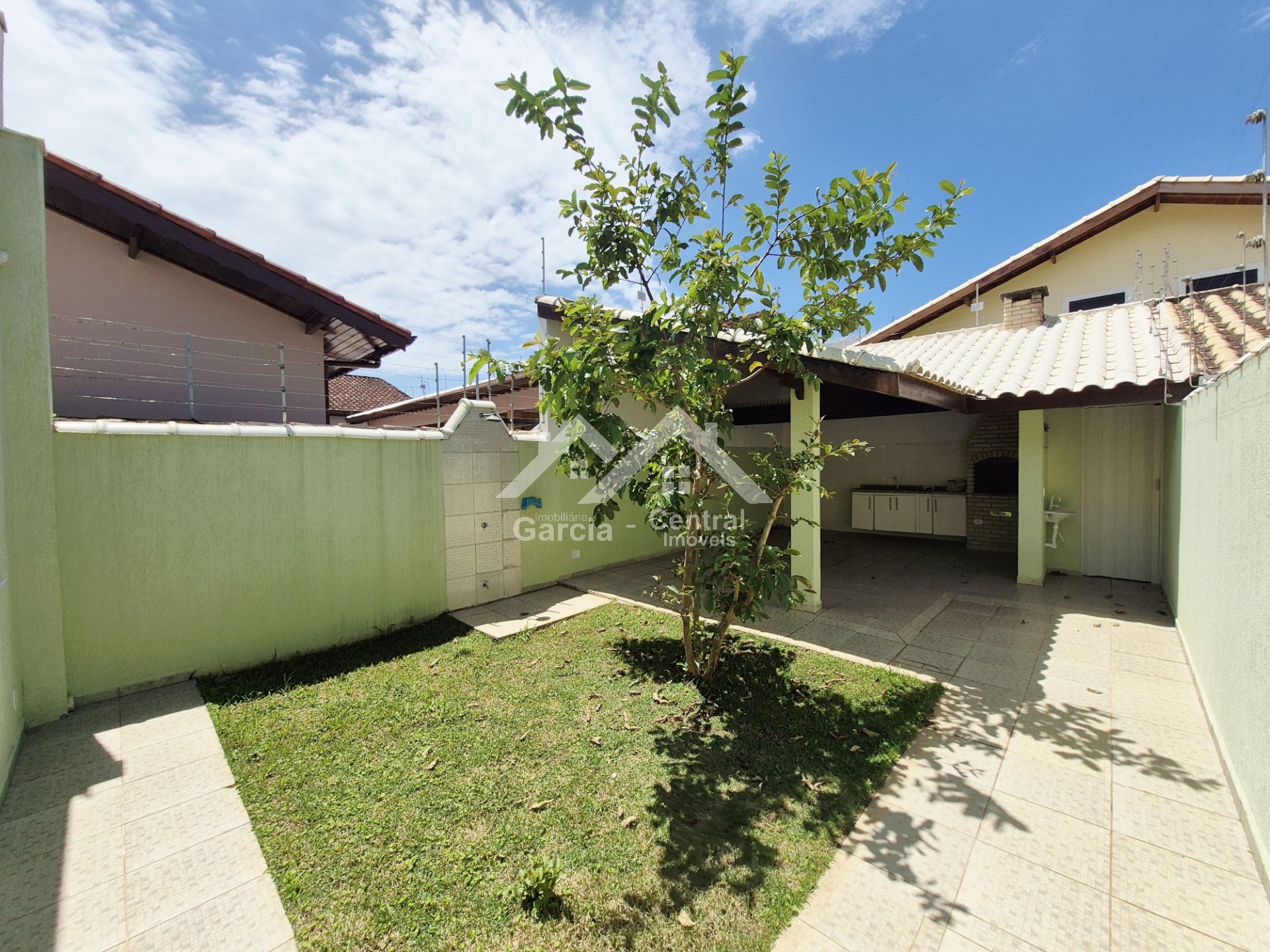 Foto 4 - Sobrado à Venda no Park D`Aville em Peruíbe, Próximo a praia com 3 quartos, Suíte, Área Gourmet e 2 Vagas