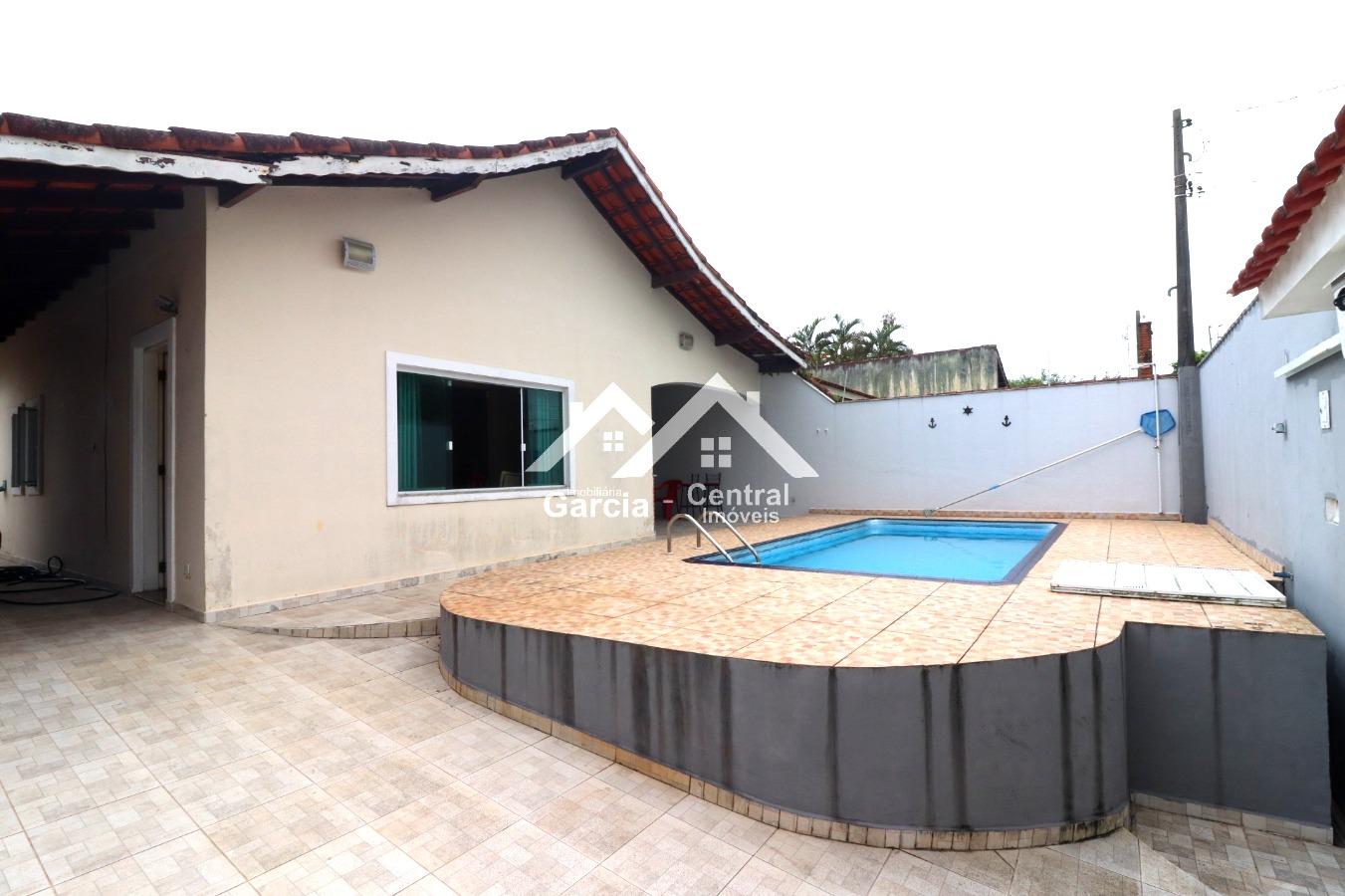 Casa com piscina com 3 quartos sendo 1 suíte em Peruíbe
