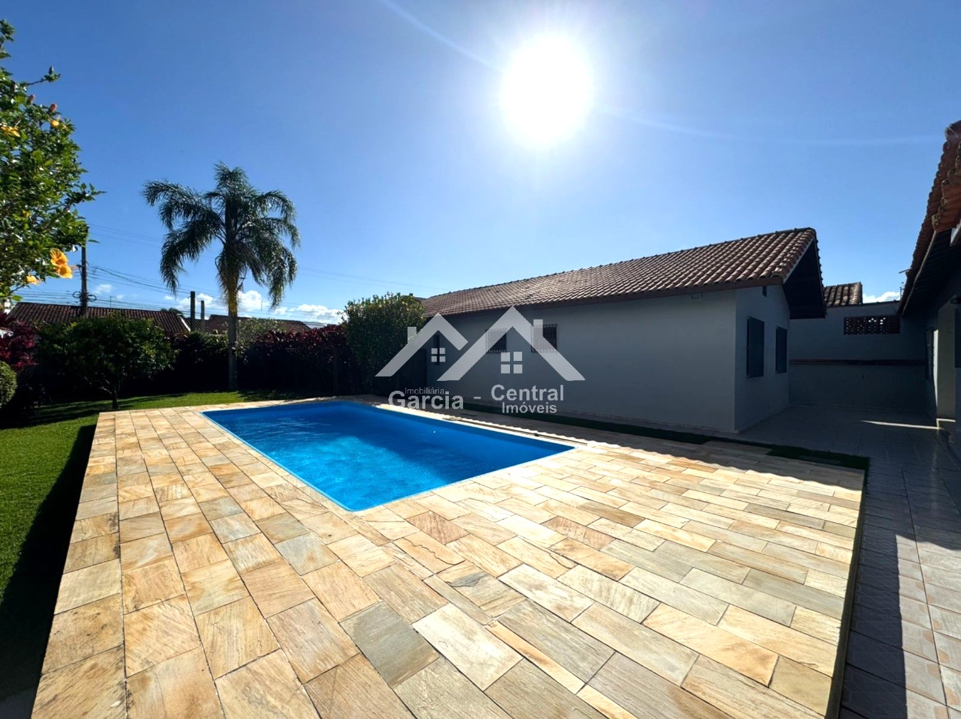 Casa com piscina em uma área de 500 metros em Peruíbe