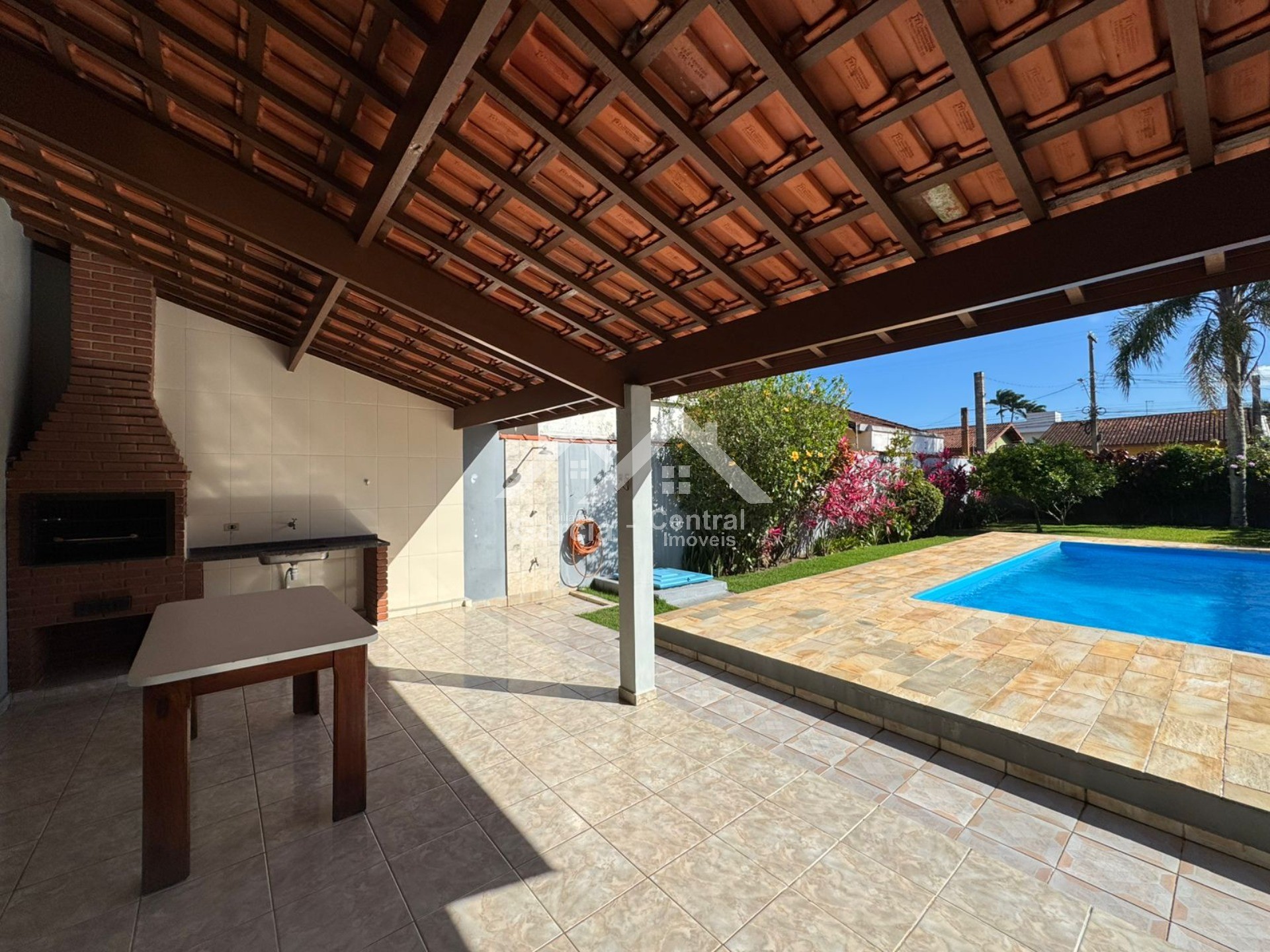 Foto 3 - Casa com piscina em uma área de 500 metros em Peruíbe