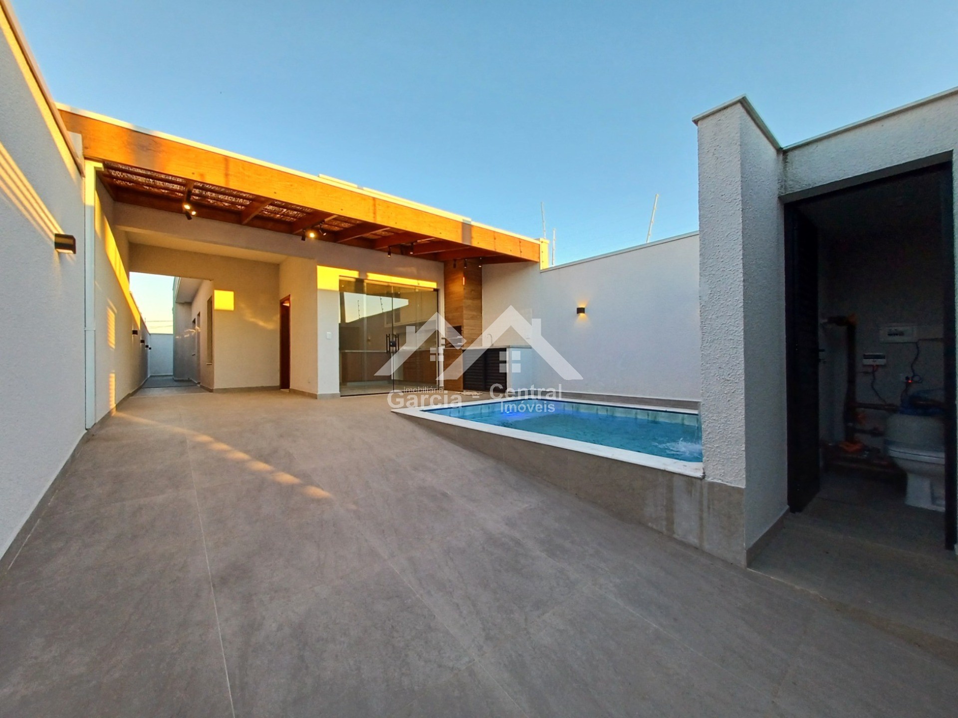 Casa nova com piscina em Peruíbe