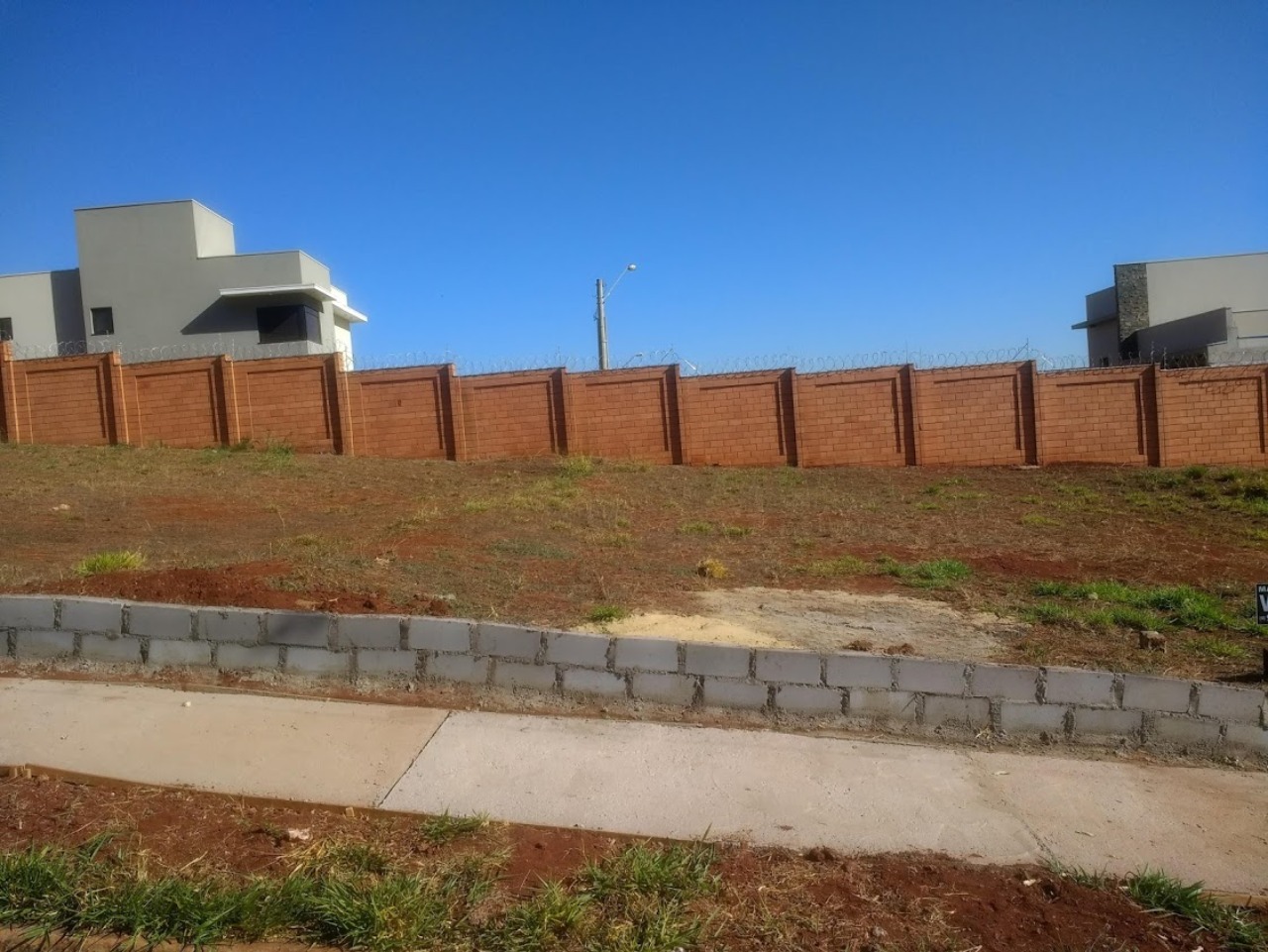 Loteamento e Condomínio, 250 m² - Foto 1