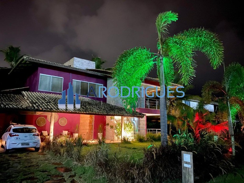 Belíssima Casa à venda em Ilhéus com 2 pavimentos, sendo 3/4 todas suítes com acesso exclusivo a praia renascer!