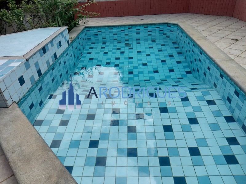 Casa na Pituba com Piscina e 04 dormitórios .