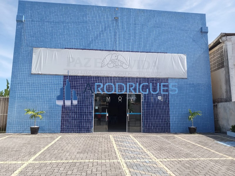Galpão Comercial à Venda e Locação em Lauro de Freitas - 2 Salas, 6 Banheiros, 8 Vagas de Garagem, 520m2 - Ao Lado do Shopping de Lauro.