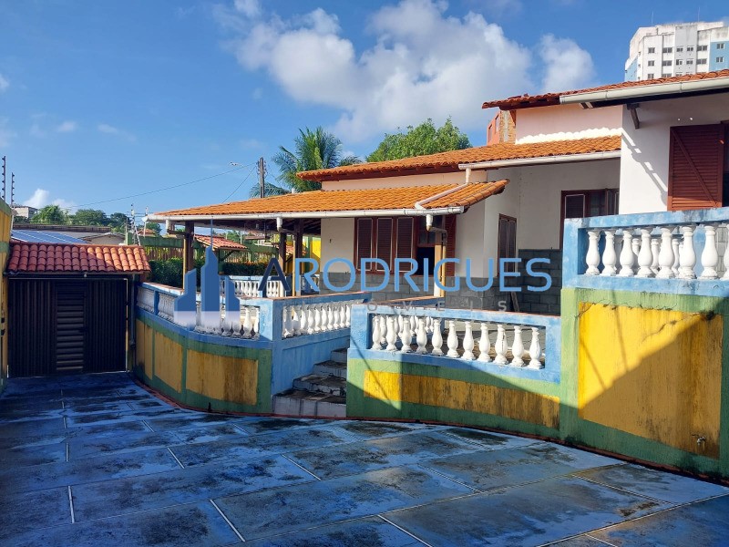Casa de alto padrão em condomínio à venda em Itapuã, Salvador-BA: 3 quartos, 1 suíte, 2 salas, 3 banheiros, 4 vagas, 216m².