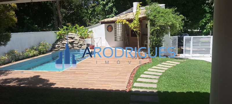 Casa de luxo em condomínio em Piatã: 5 quartos, 5 suítes, 2 salas, 3 vagas de garagem, 500,00 m² de área. Aluguel em Salvador-BA!