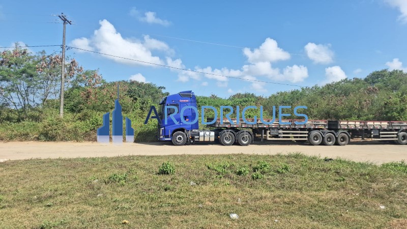 Terreno comercial de 10.000m² à venda em Lauro de Freitas-BA, no bairro Barro Duro- via parafuso. Aproveite essa oportunidade única!