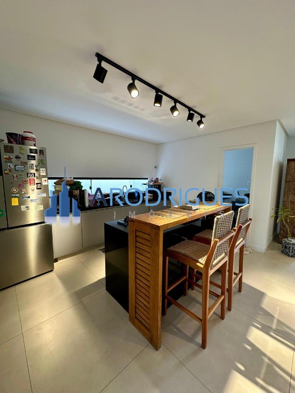 Casa, 4 quartos, 270 m² - Foto 1