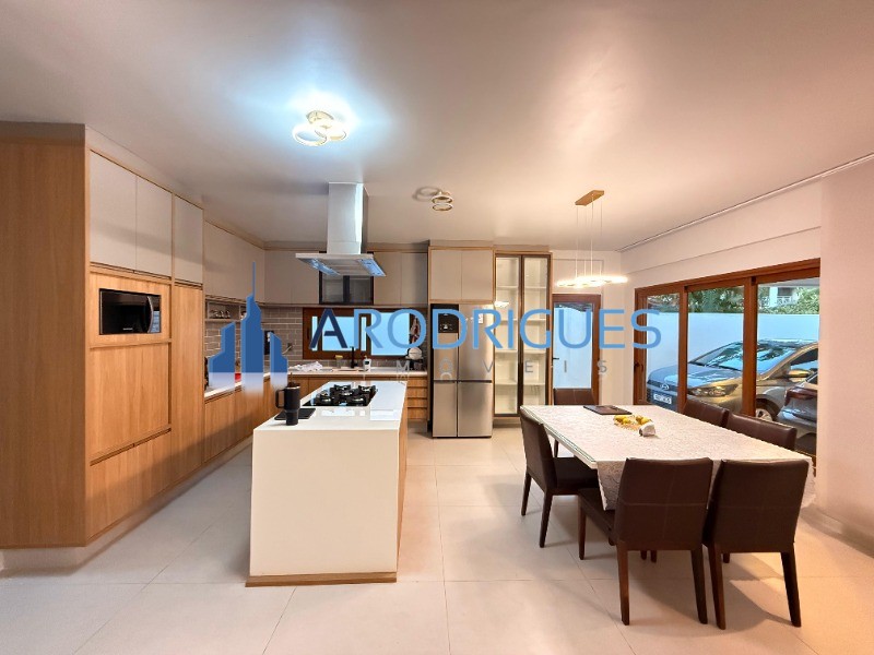 Casa, 4 quartos, 300 m² - Foto 1