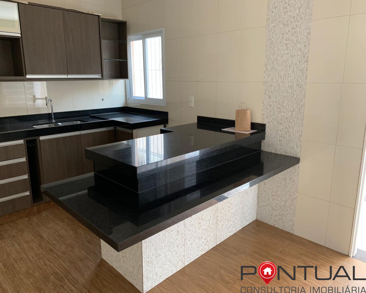 Excelente residência à venda e disponível para alugar no bai