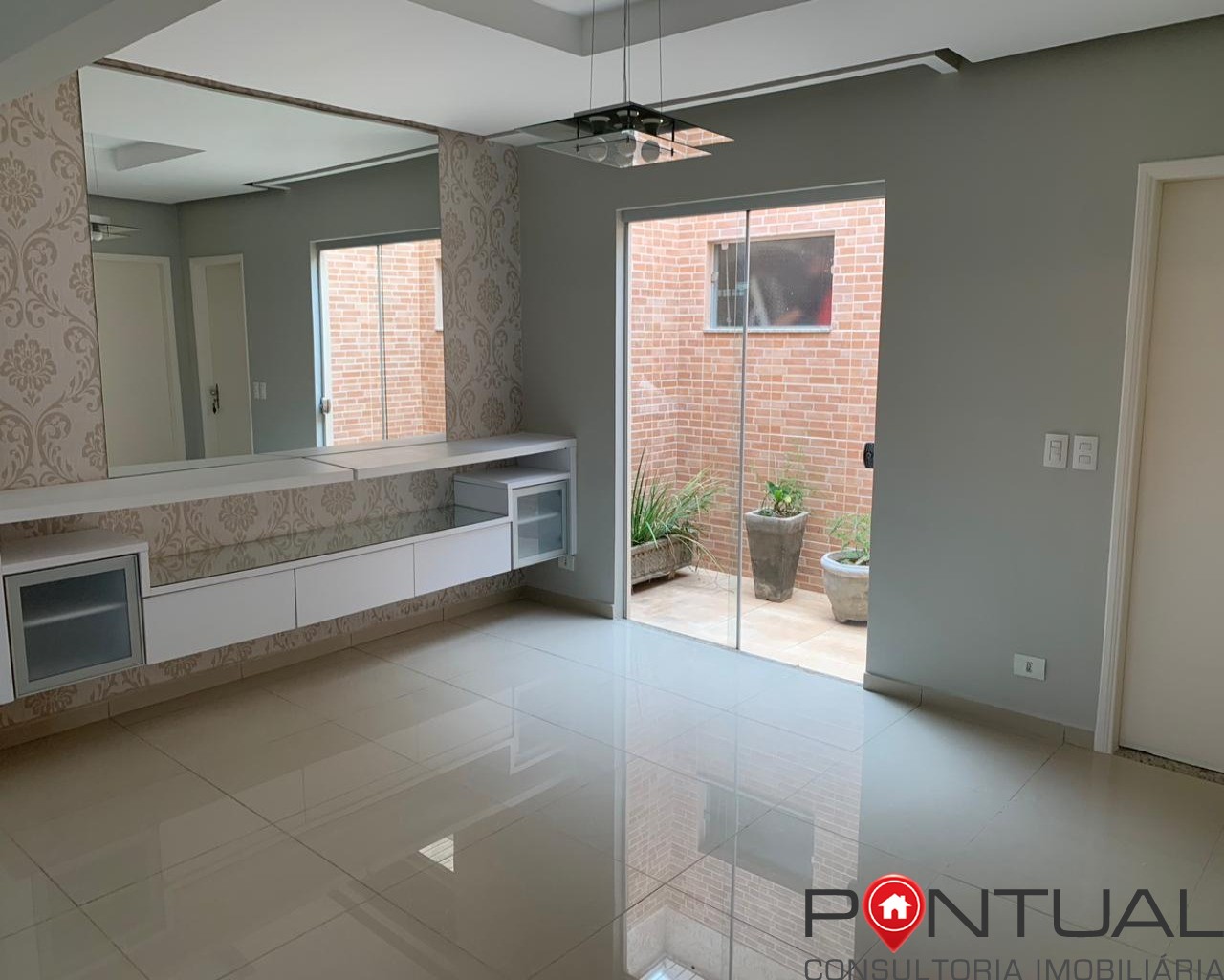 Excelente residência à venda e disponível para alugar no bai