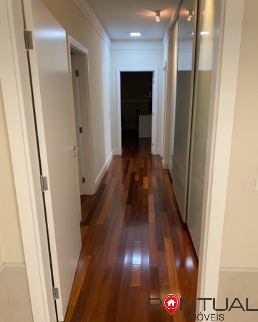 Casa em condomínio de luxo no Jardim Tropical, Marília-SP: 3 quartos, 3 suítes, 2 salas, 5 banheiros, 400m² de área. Aproveite!