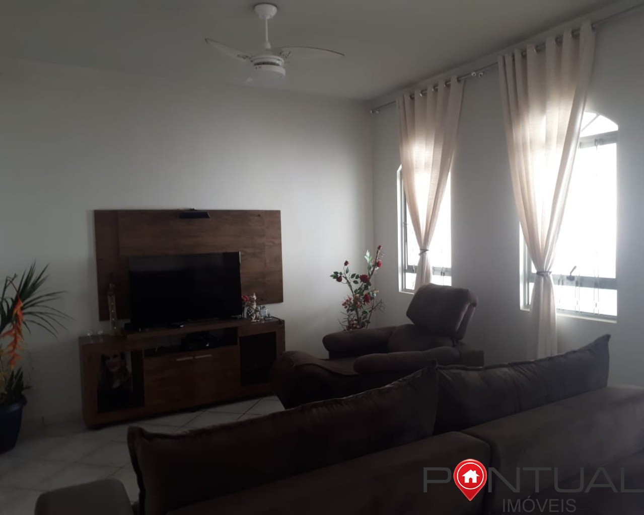 Imperdível casa à venda em Marília-SP, Parque São Jorge: 3 quartos, 1 suíte, 1 sala, 180m²!