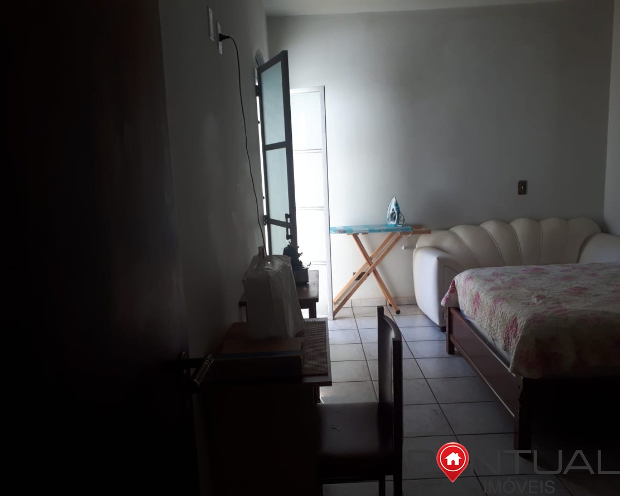 Imperdível casa à venda em Marília-SP, Parque São Jorge: 3 quartos, 1 suíte, 1 sala, 180m²!