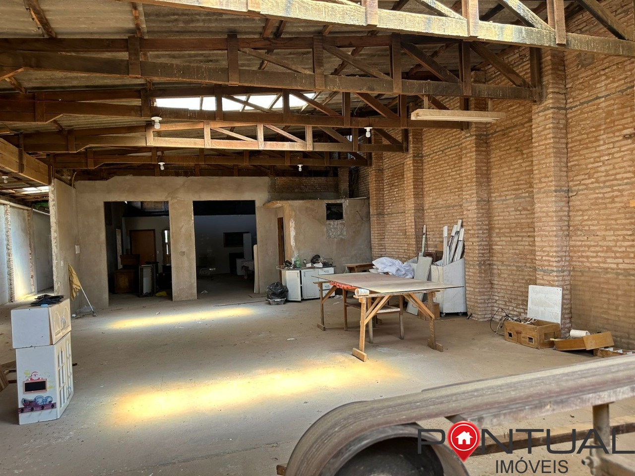 Salão Comercial à Venda em Marília-SP, Bairro Marília: 3 Salas, 3 Banheiros, 300m² de Área. Visie com a Pontual Imóveis, sua imobiliáaria em Marília