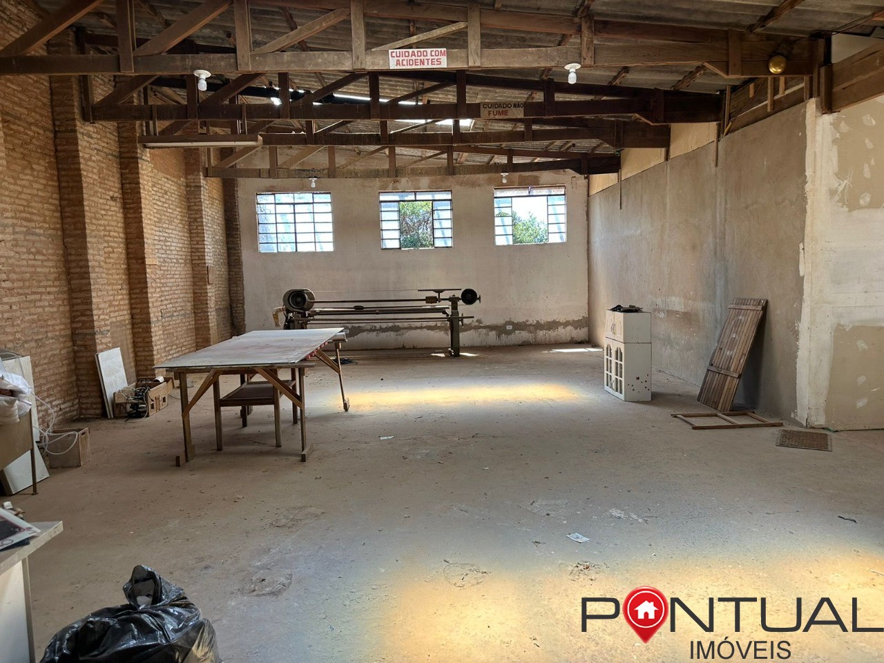 Salão Comercial à Venda em Marília-SP, Bairro Marília: 3 Salas, 3 Banheiros, 300m² de Área. Visie com a Pontual Imóveis, sua imobiliáaria em Marília