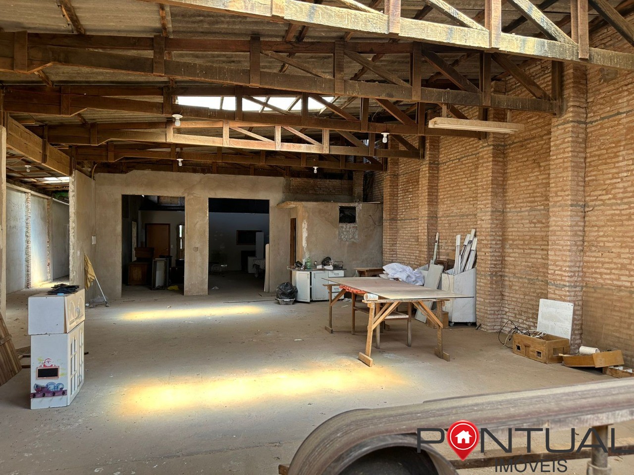 Salão Comercial à Venda em Marília-SP, Bairro Marília: 3 Salas, 3 Banheiros, 300m² de Área. Visie com a Pontual Imóveis, sua imobiliáaria em Marília