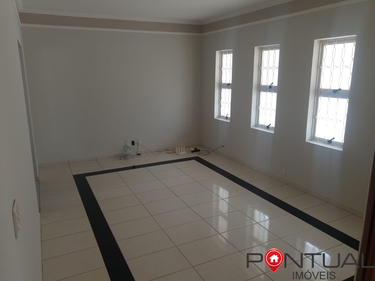 Casa à Venda Professor José Augusto Marília SP - 3 Quartos 1 Suíte - R$ 480.000 Negociável - 170m² com Edícula. Compre com imobiliária Pontual Marília