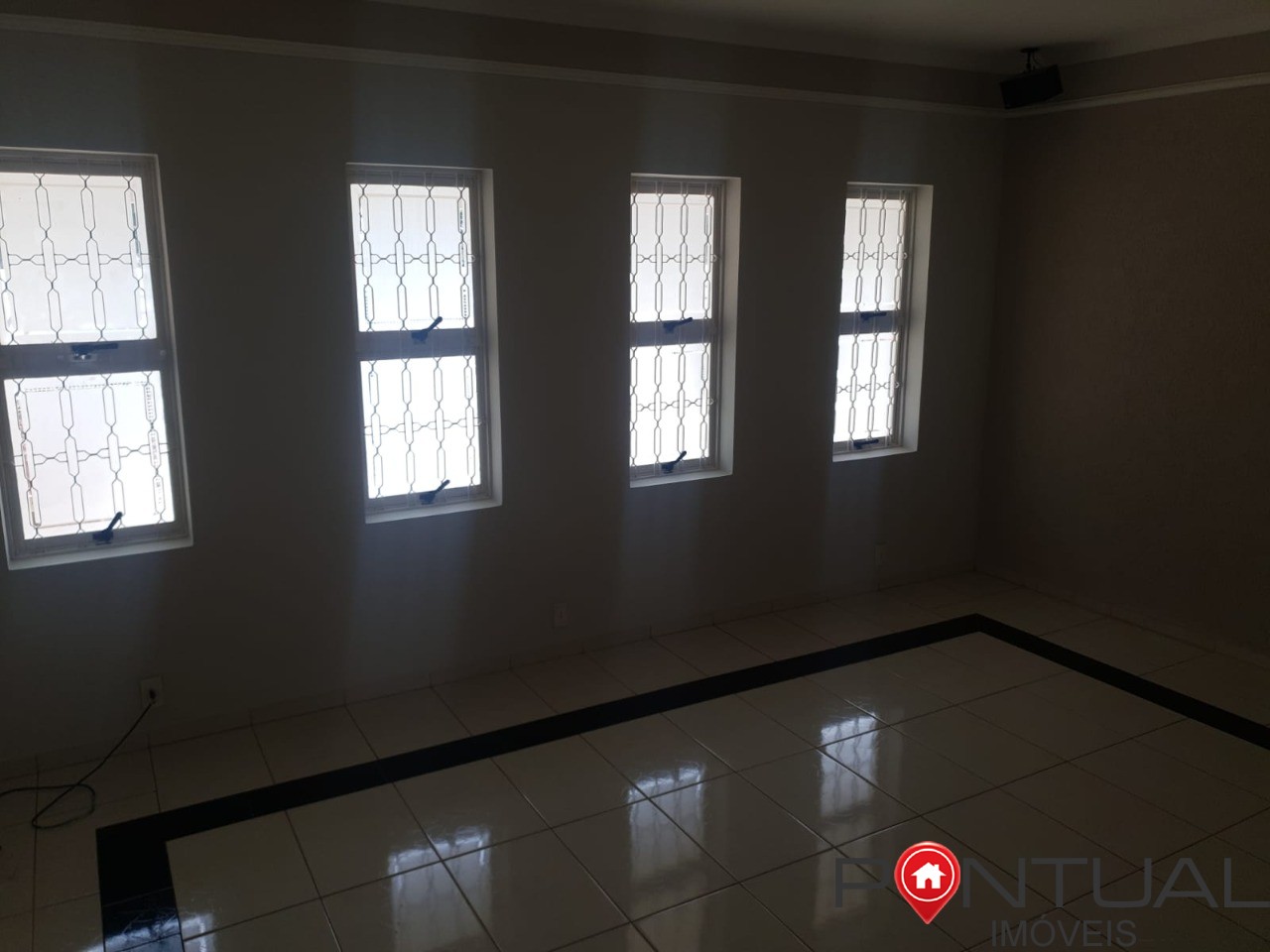 Casa à Venda Professor José Augusto Marília SP - 3 Quartos 1 Suíte - R$ 480.000 Negociável - 170m² com Edícula. Compre com imobiliária Pontual Marília