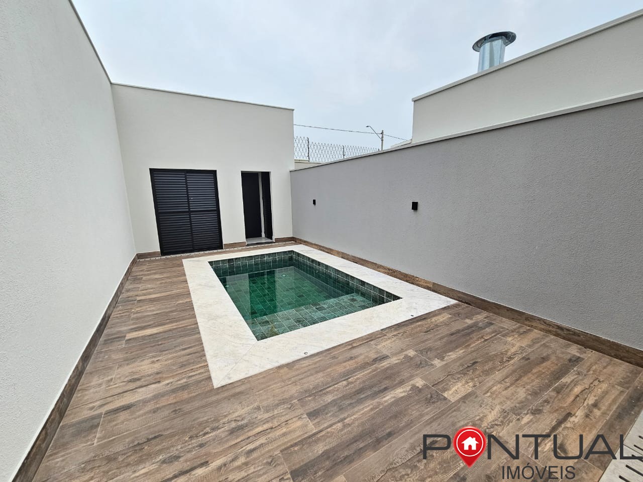 Casa à venda esmeralda residence ii 3 suítes piscina aquecid