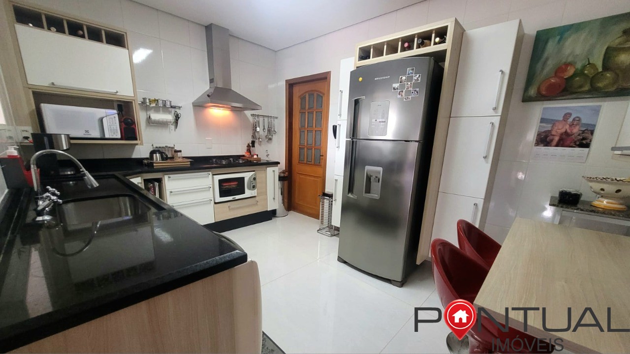 Casa em Condomínio à Venda em Marília-SP - Residencial Vale Verde: 4 quartos, 1 suíte, 3 salas, 3 vagas, 240m². Venha Conferir!