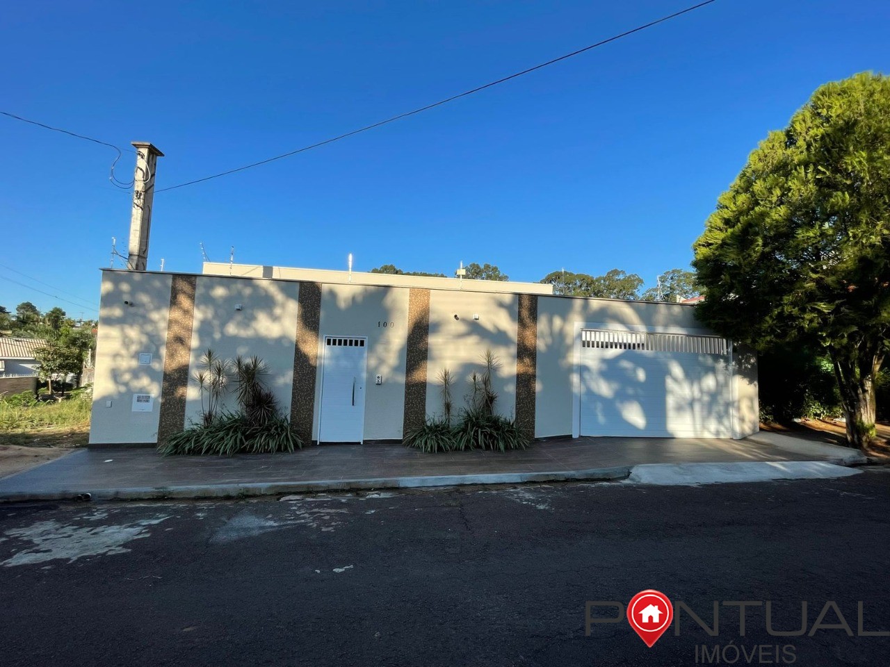 Imóvel de alto padrão com 3 suítes e 3 vagas de garagem no j