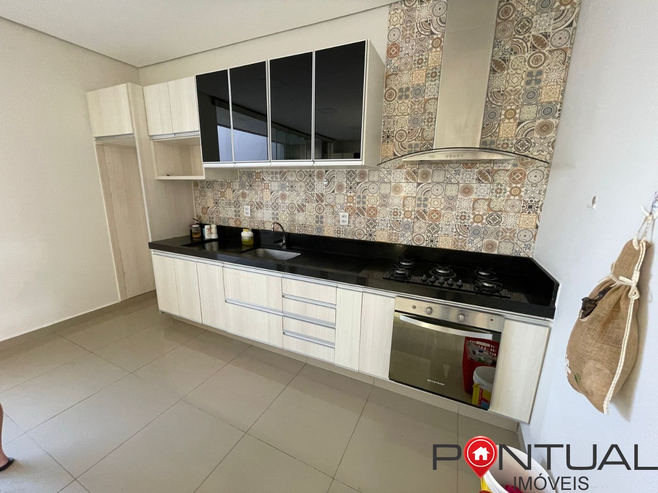 Imóvel de alto padrão com 3 suítes e 3 vagas de garagem no j
