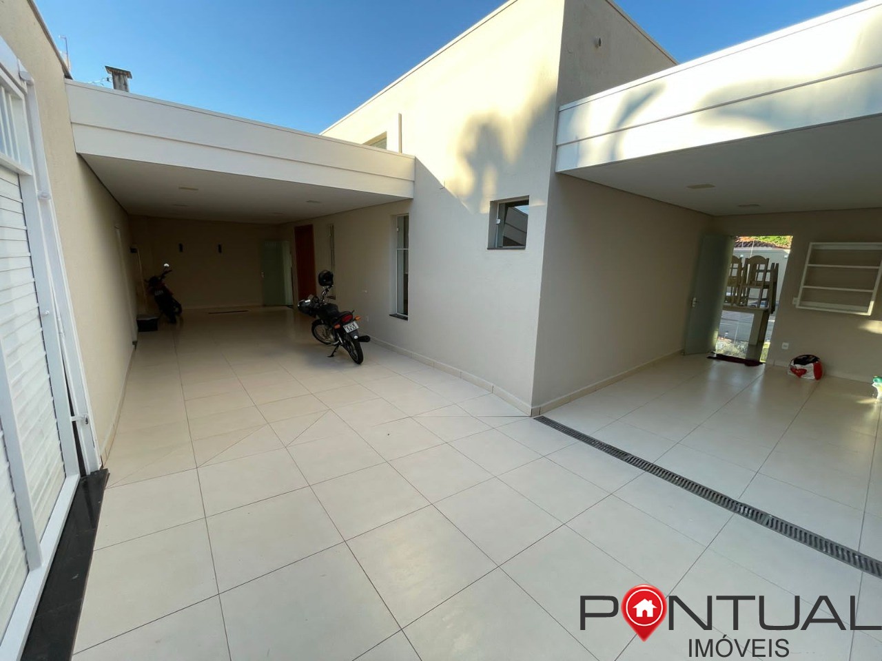 Imóvel de alto padrão com 3 suítes e 3 vagas de garagem no j