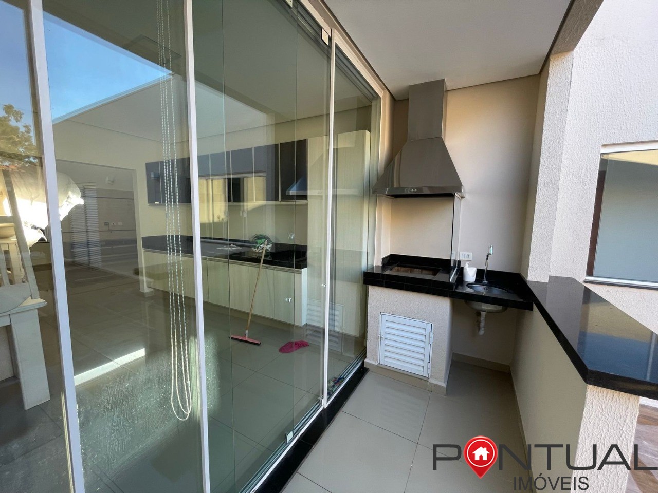 Imóvel de alto padrão com 3 suítes e 3 vagas de garagem no j