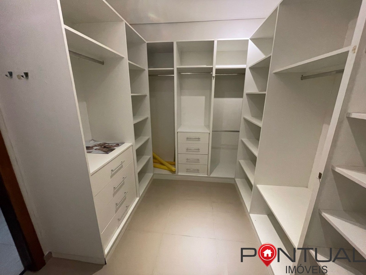 Imóvel de alto padrão com 3 suítes e 3 vagas de garagem no j