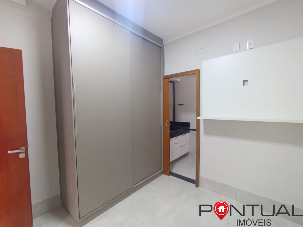Imperdível! Casa à venda em Marília-SP, Residencial Verana Parque Alvorada: 3 suítes, 1 sala, 2 vagas, 160m².