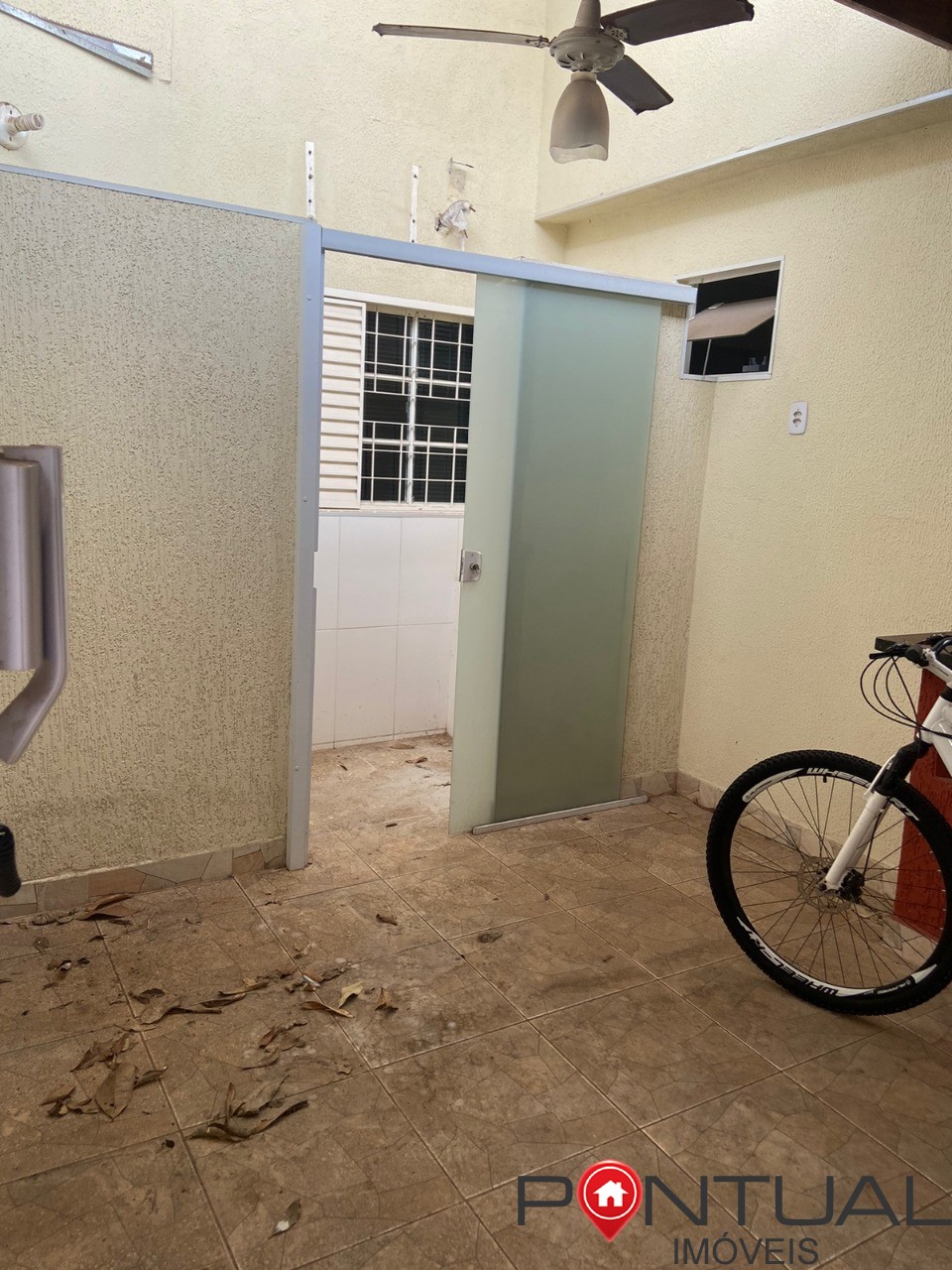 Casa para locação no Jardim América em Marília-SP: 3 quartos, 1 suíte, sala, banheiro e vaga de garagem!
