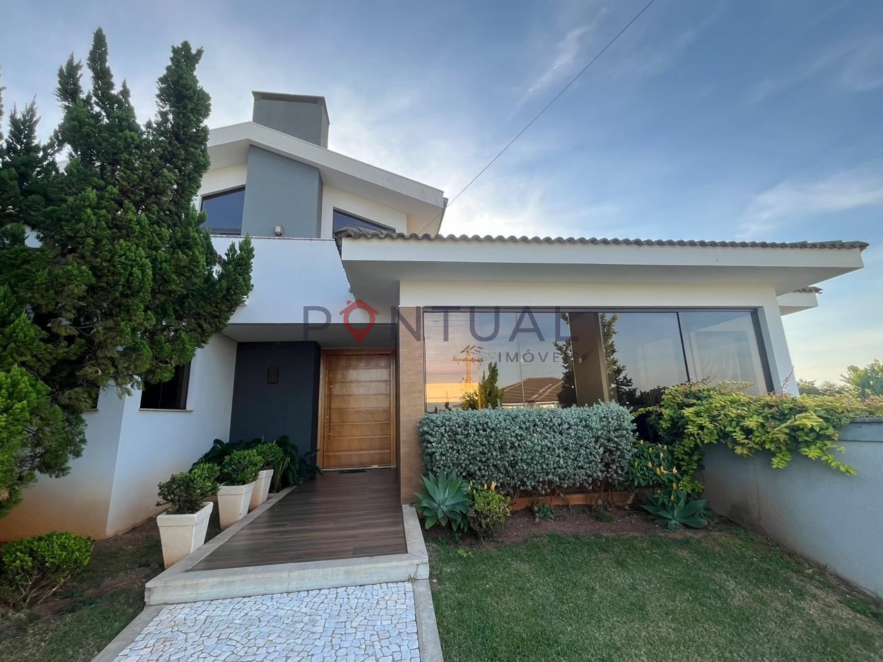 Casa para venda ou alugar com piscina em Marília no Condomínio Portal da Serra. Confira!