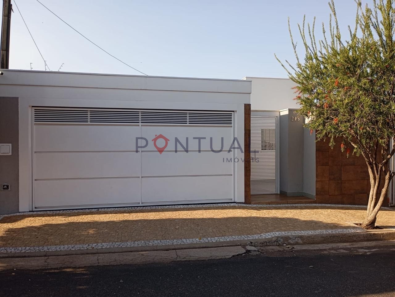 Imperdível oportunidade de adquirir casa com 3 quartos, 1 suíte, 1 sala, 2 banheiros, 2 vagas de garagem, 190 m² em Marília-SP.