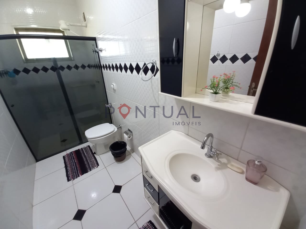 Imperdível! Casa à venda ou locação em Marília-SP, bairro Palmital, 3 quartos, 2 suítes, sala e 5 vagas de garagem.